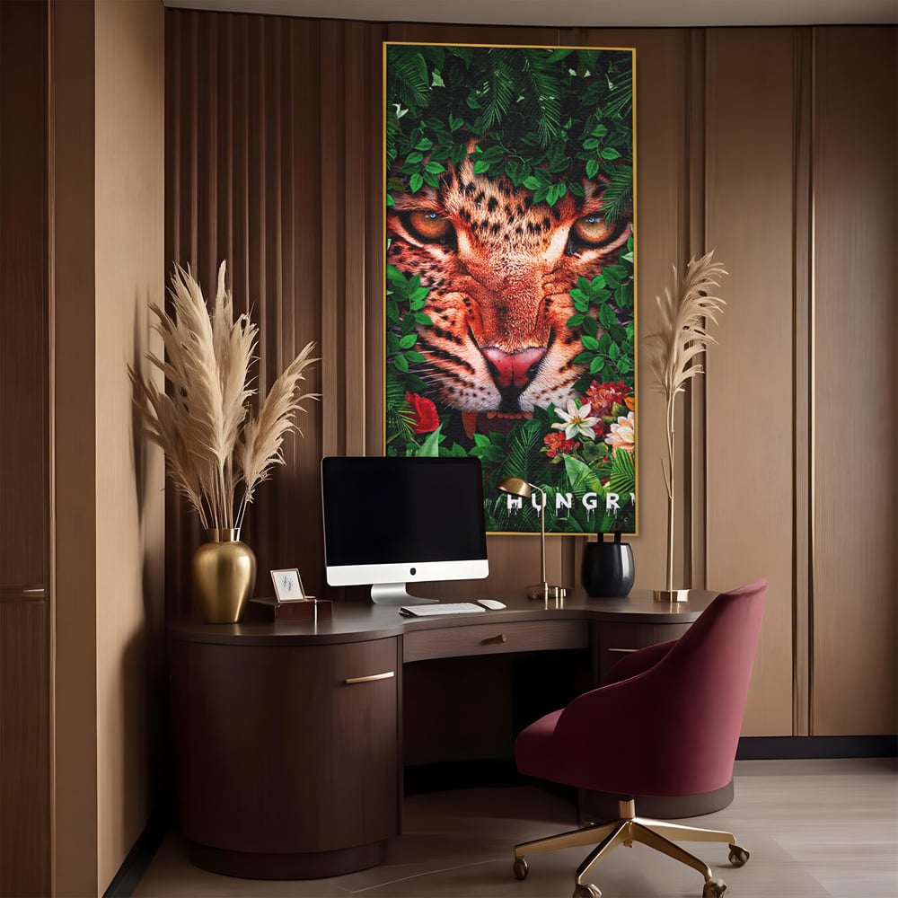 Tablou canvas cu ilustratie digitala portret tigru in jungla, in rama de aluminiu auriu, pe perete intr-un birou